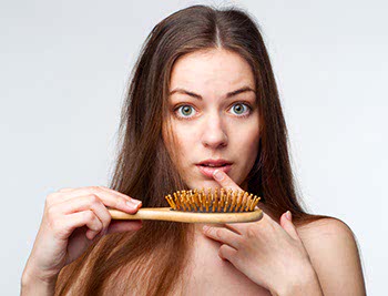 Caduta dei capelli nella donna Caduta dei capelli nella donna