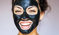 Maschera viso al carbone vegetale